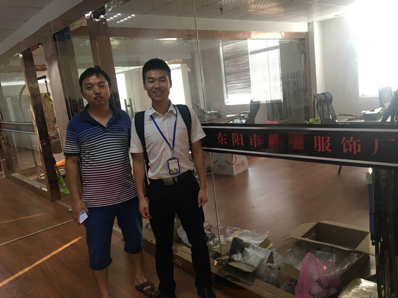 康华部分老师在工厂合影照片